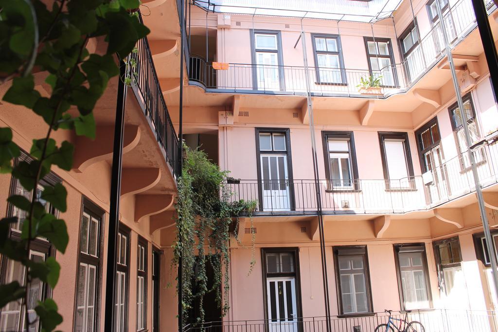 Capital Guesthouse Budapesta Exterior foto
